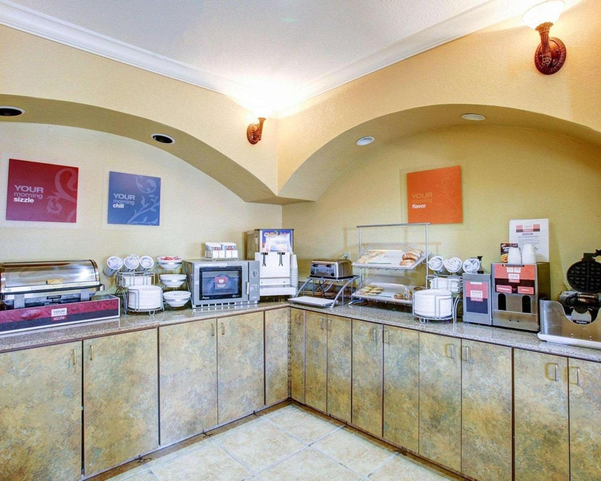 Comfort Suites Brenham photo 3