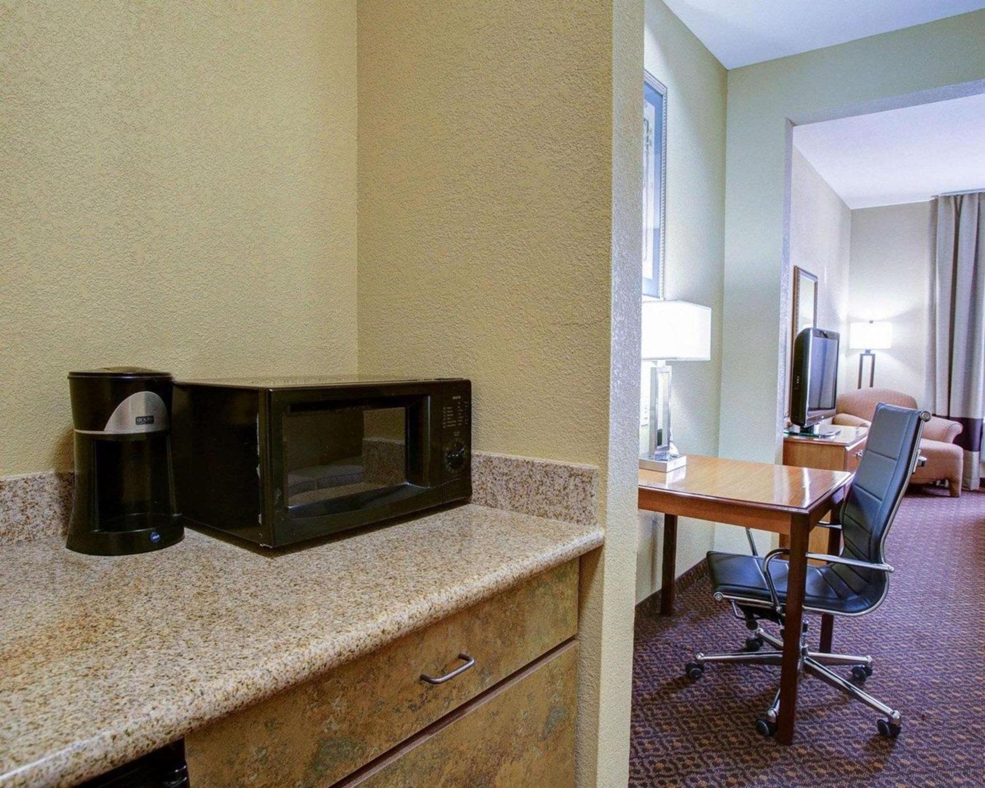 Comfort Suites Brenham photo 4