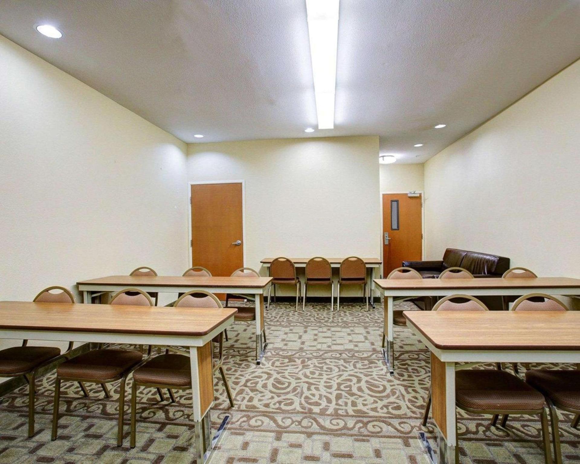 Comfort Suites Brenham photo 8