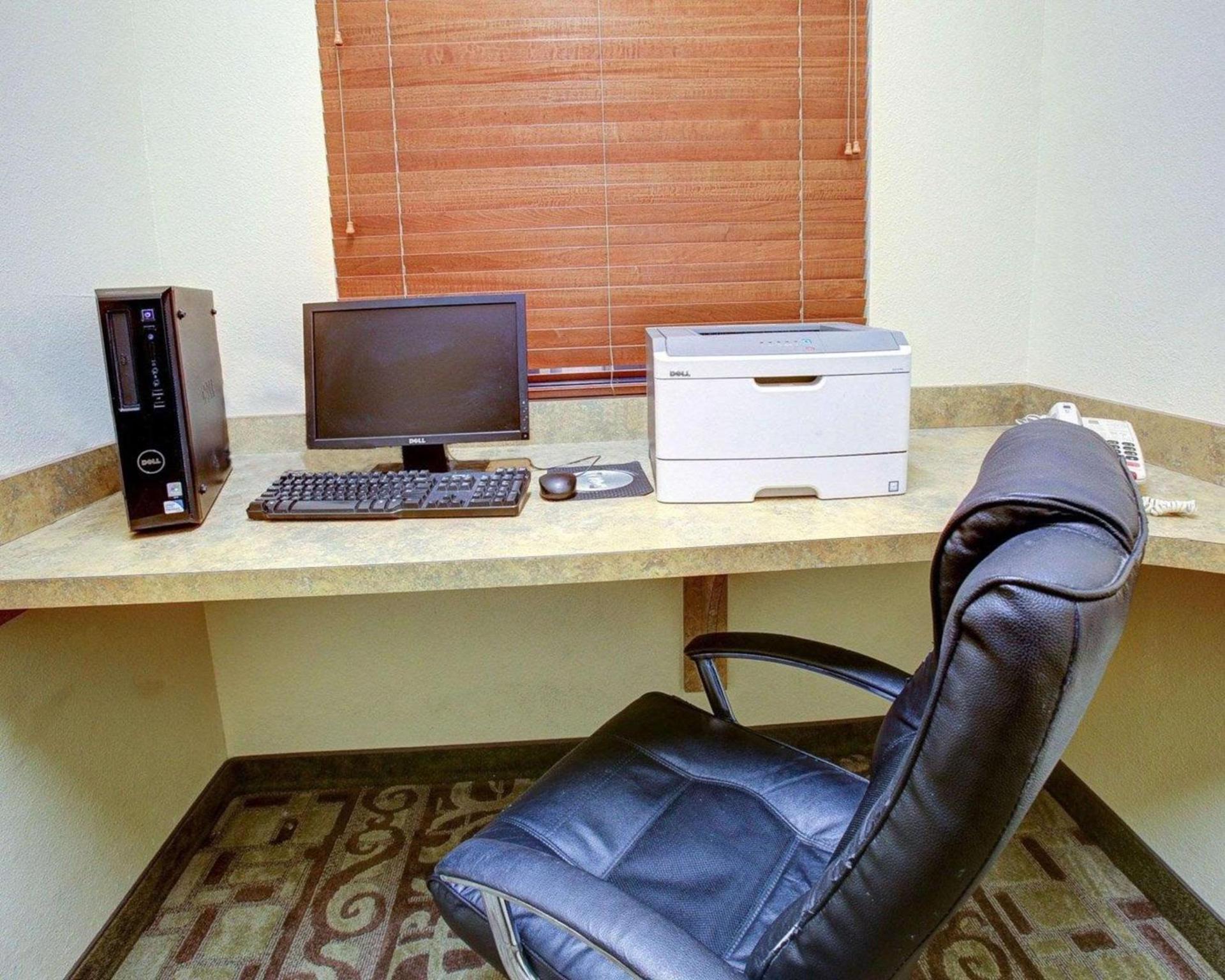 Comfort Suites Brenham photo 9