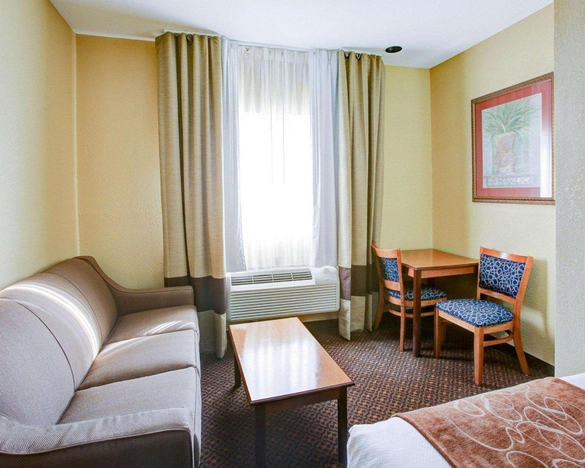 Comfort Suites Brenham photo 12