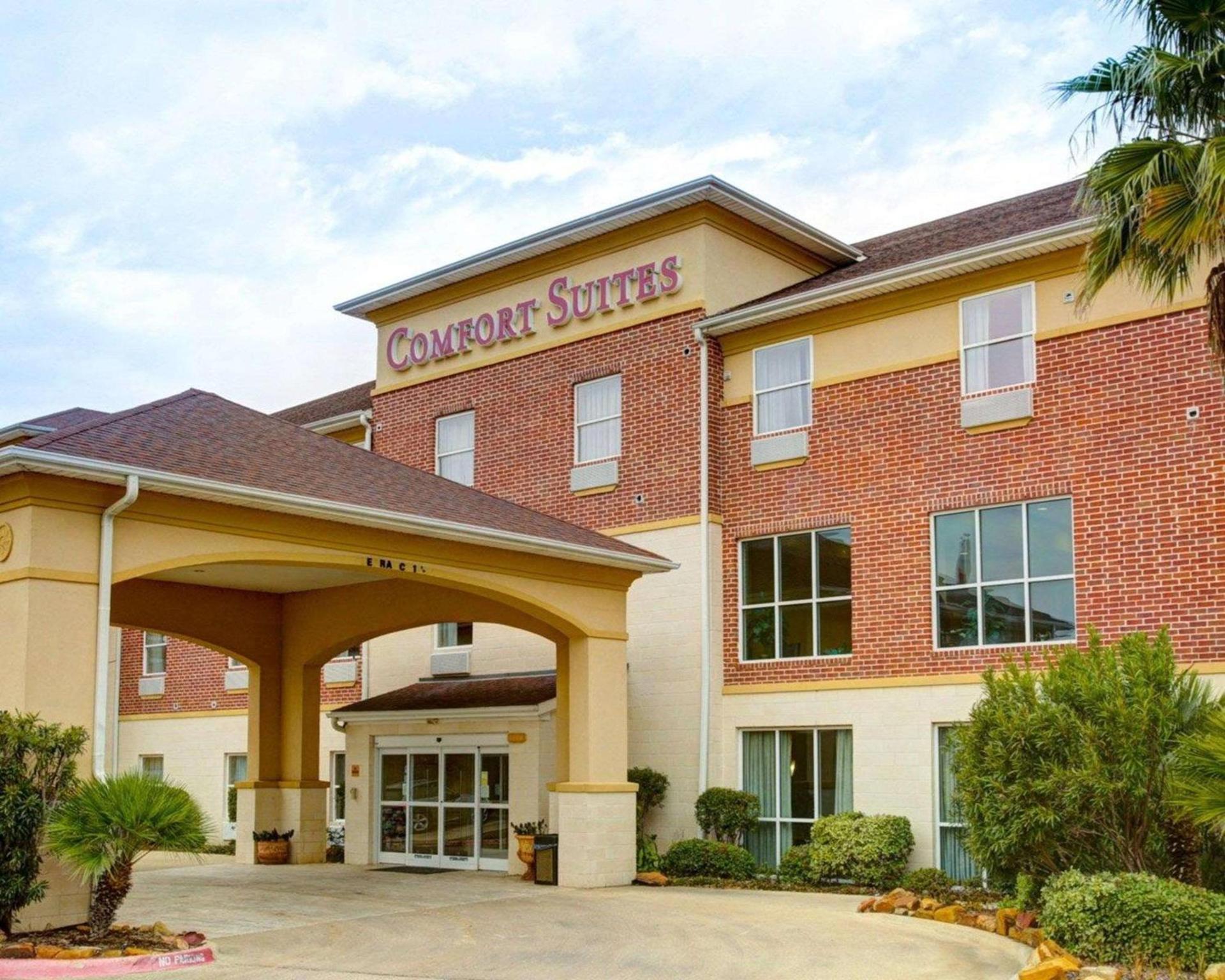 Comfort Suites University Drive photo 38