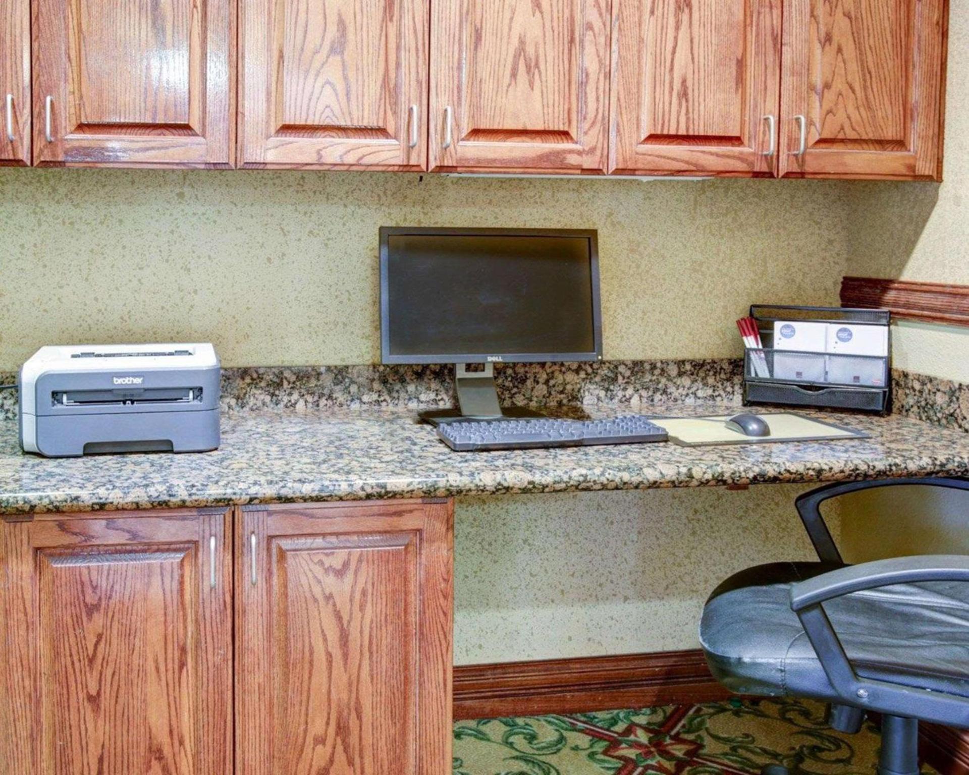 Comfort Suites University Drive photo 37
