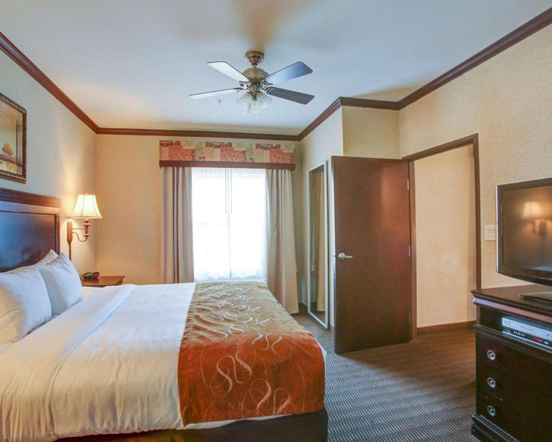 Comfort Suites University Drive photo 2