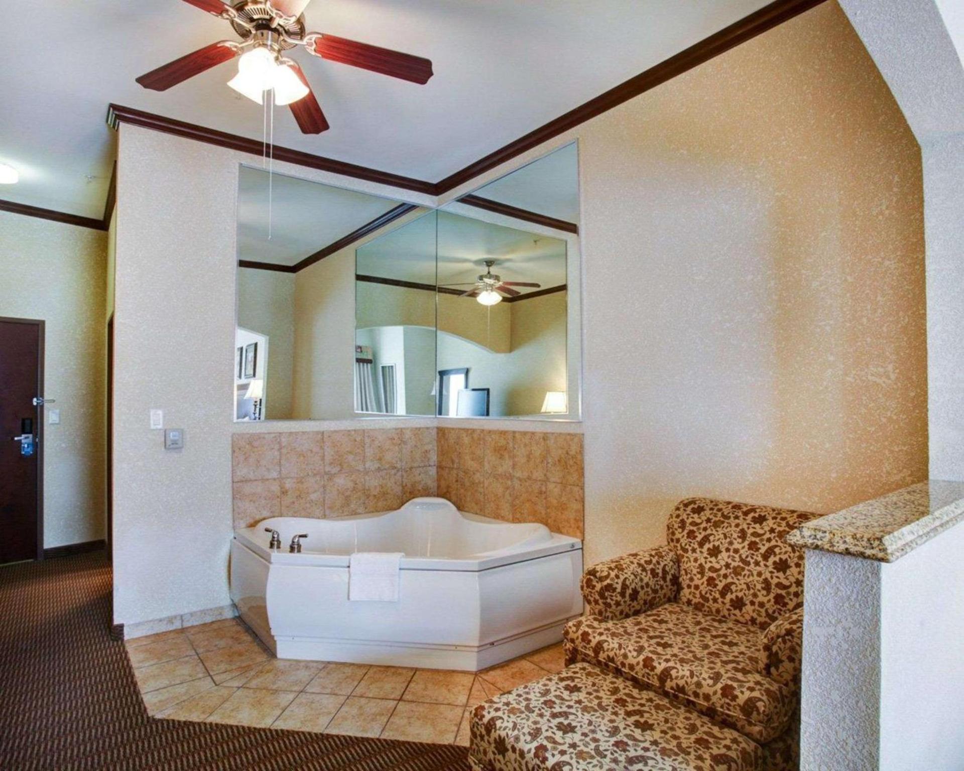 Comfort Suites University Drive photo 31