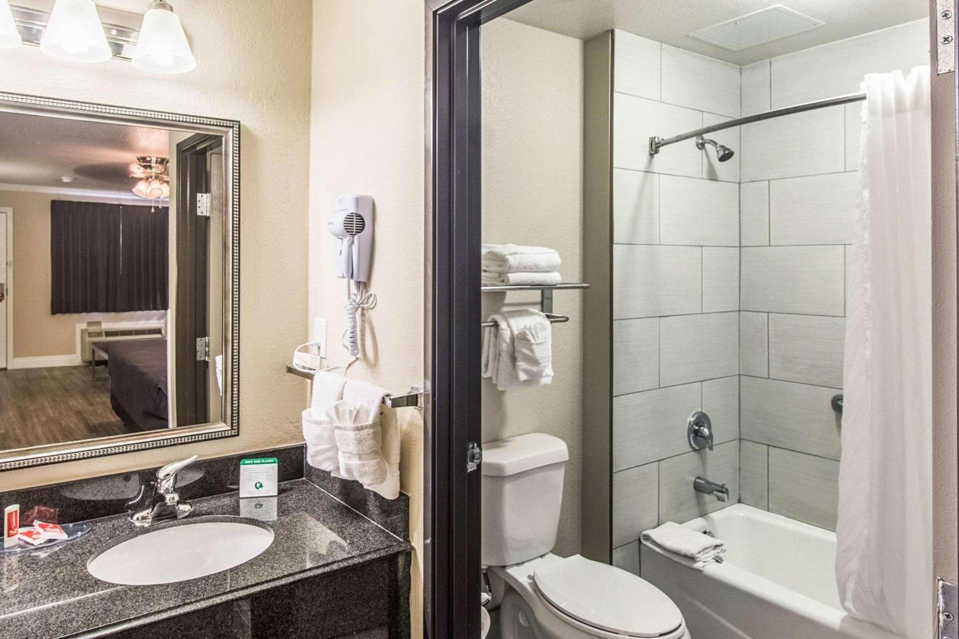 Econo Lodge Inn & Suites Corpus Christi photo 17