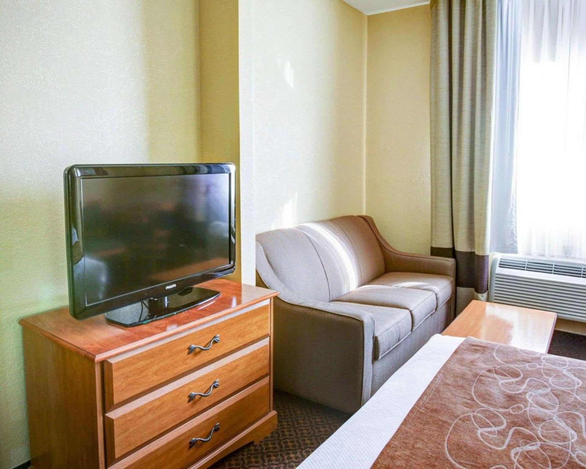 Comfort Suites Brenham photo 21