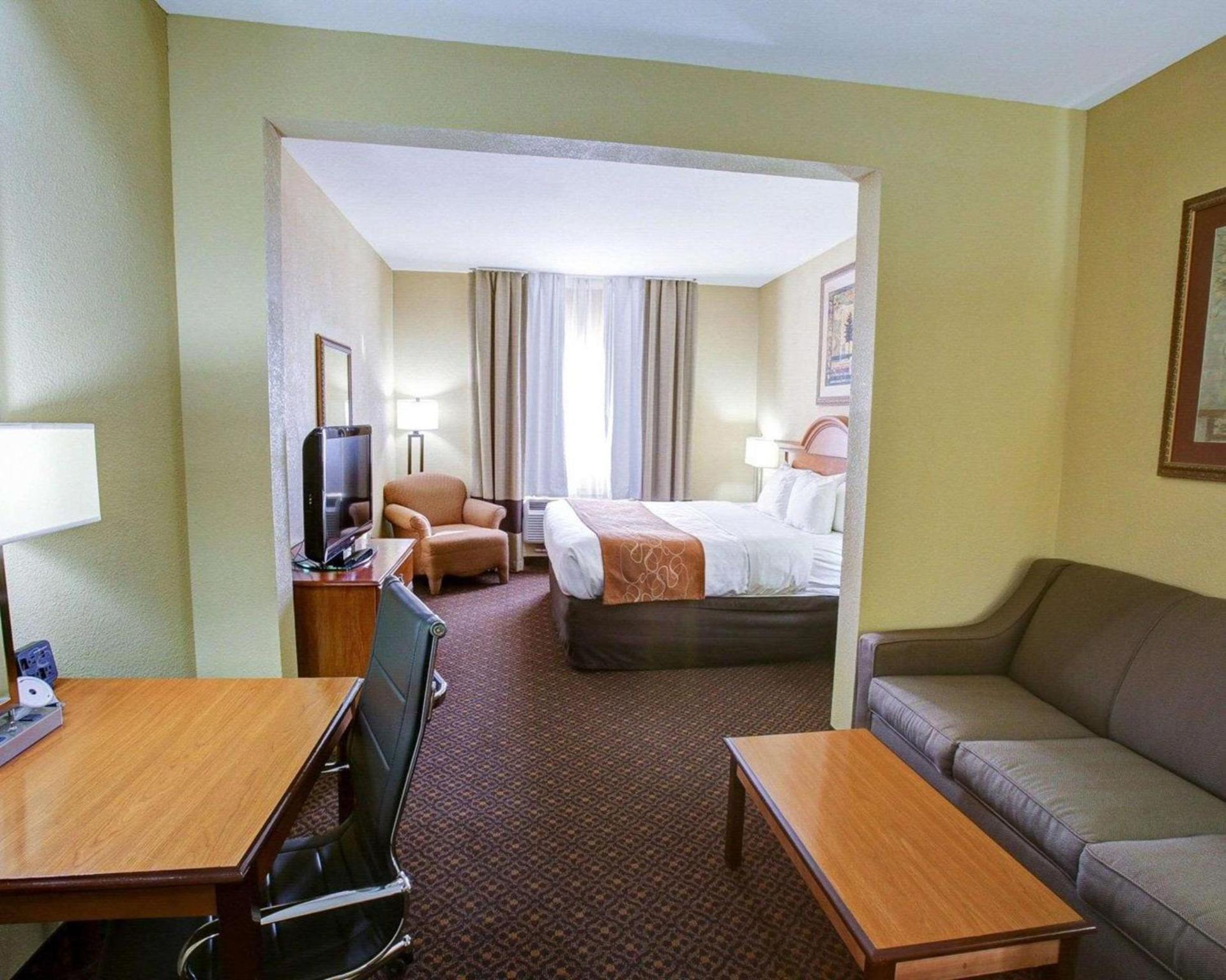 Comfort Suites Brenham photo 22