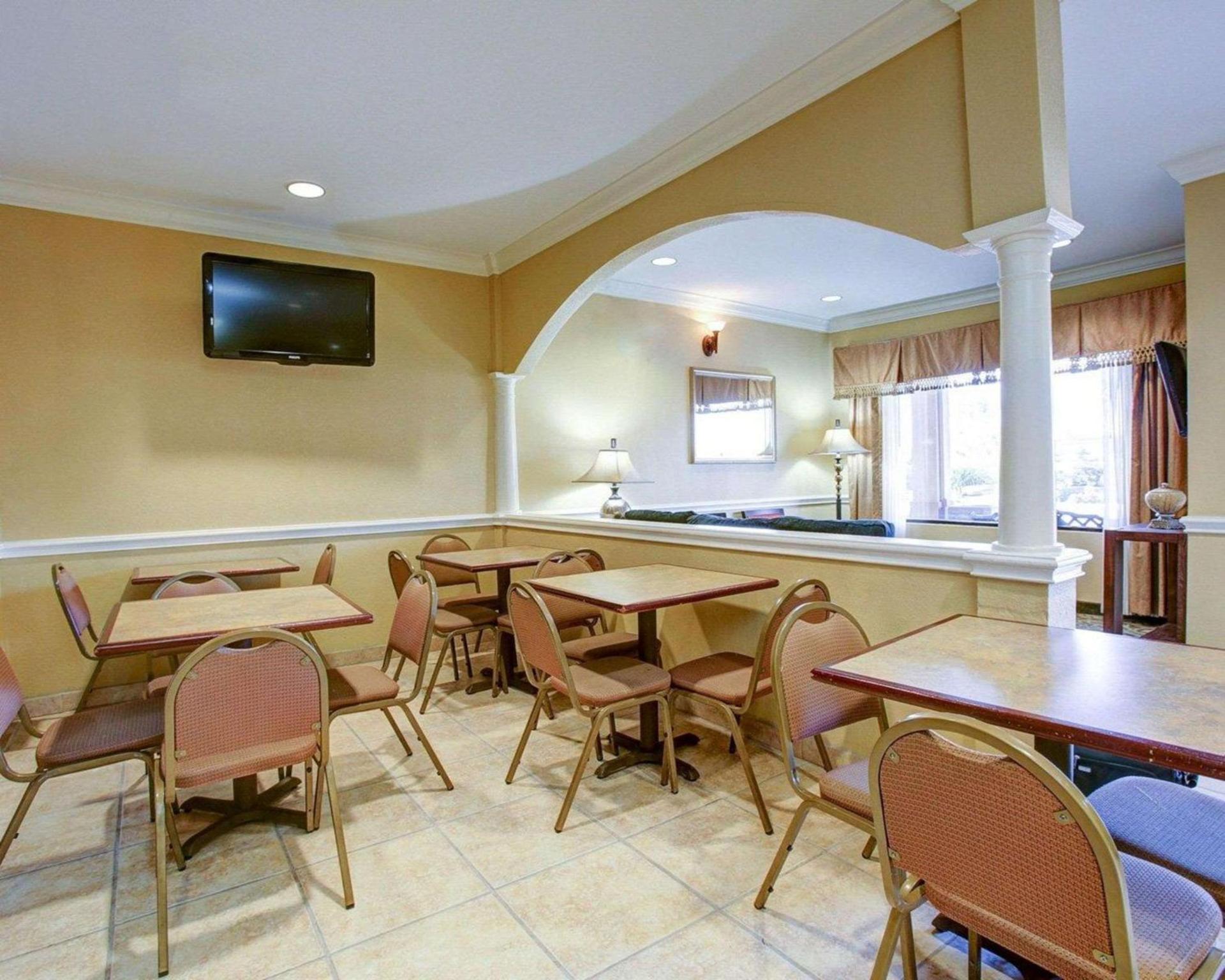 Comfort Suites Brenham photo 23