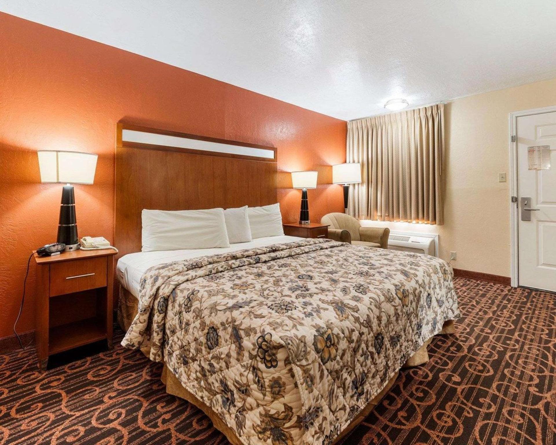 Econo Lodge Jasper photo 17
