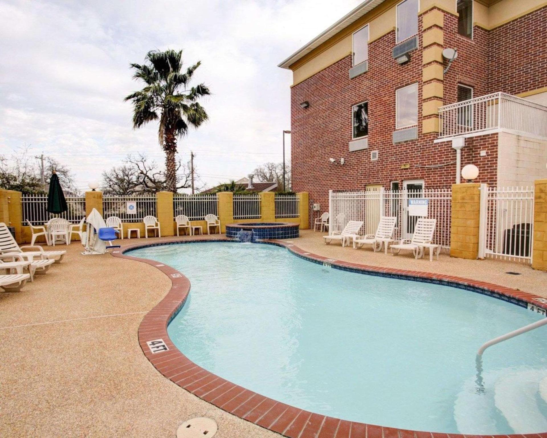 Comfort Suites University Drive photo 12