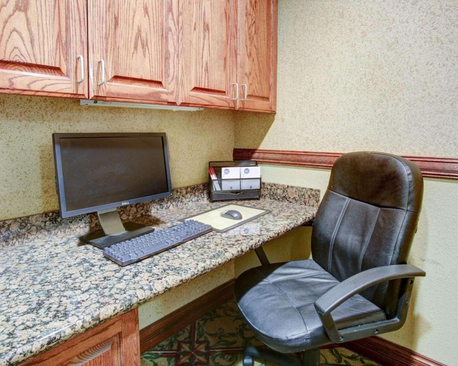 Comfort Suites University Drive photo 10