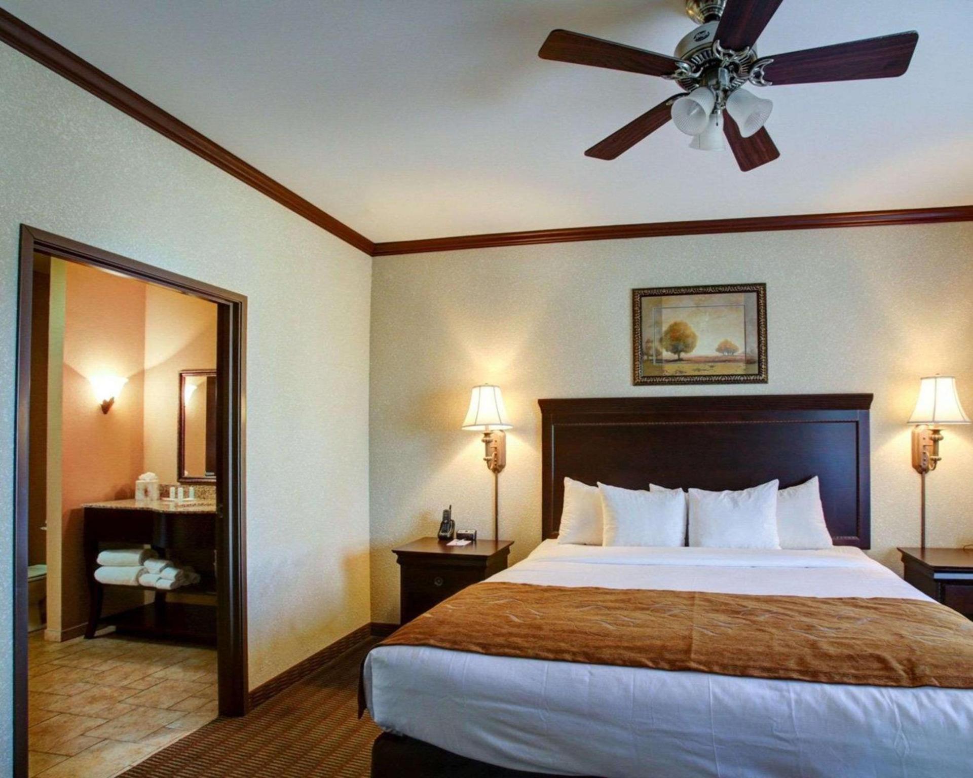 Comfort Suites University Drive photo 3