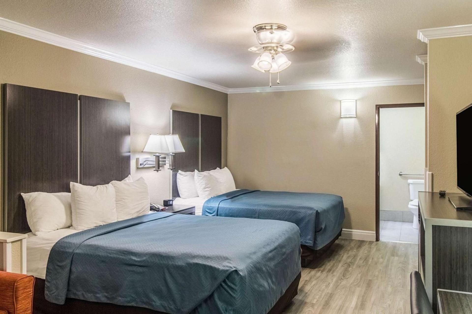Econo Lodge Inn & Suites Corpus Christi photo 12