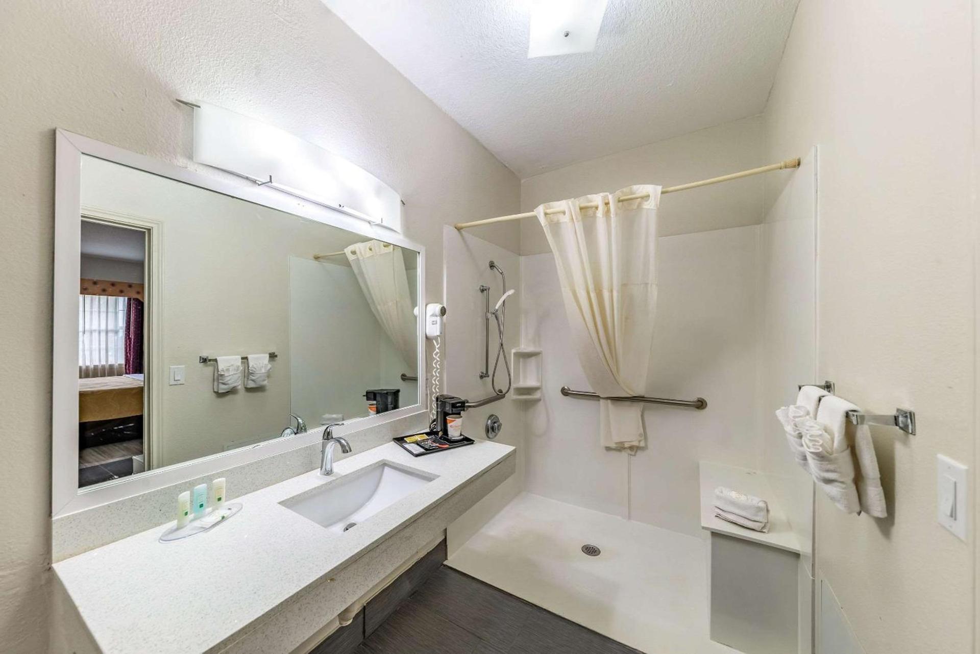 Quality Inn & Suites Canton photo 6