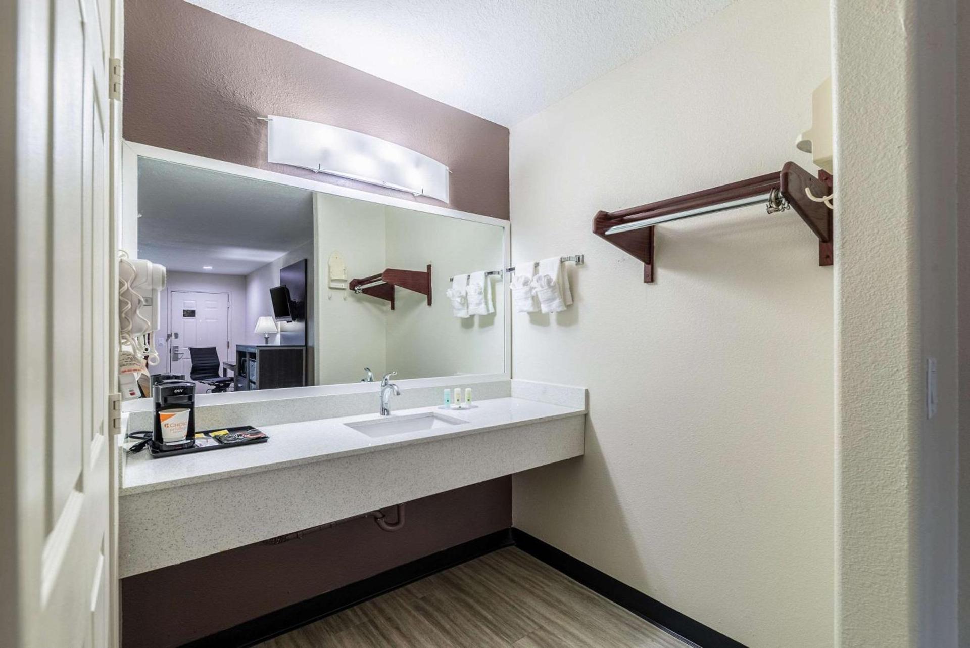 Quality Inn & Suites Canton photo 2