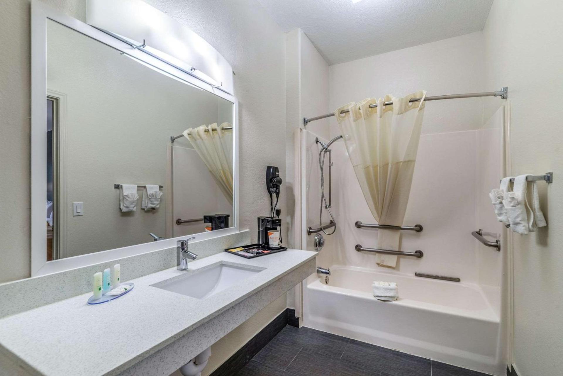 Quality Inn & Suites Canton photo 17