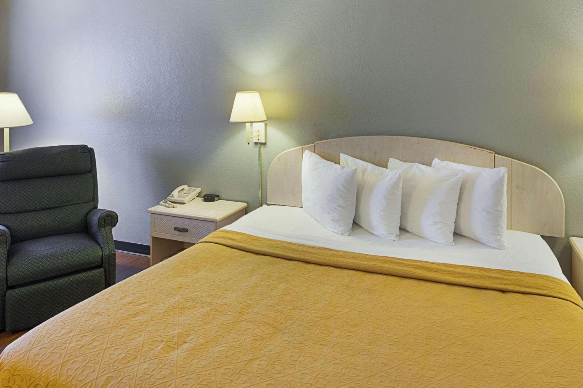 Econo Lodge San Antonio South photo 18