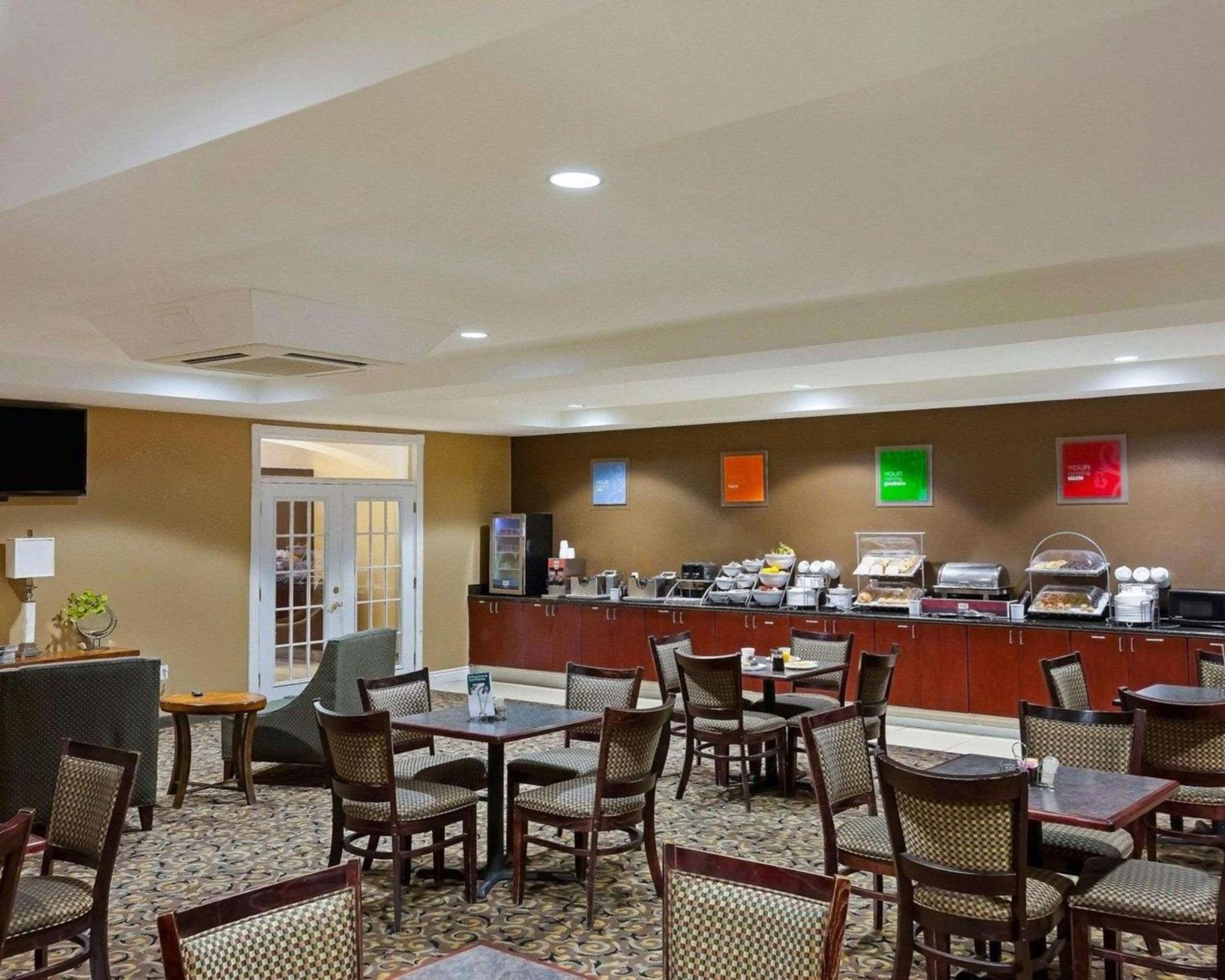 Comfort Suites University photo 50