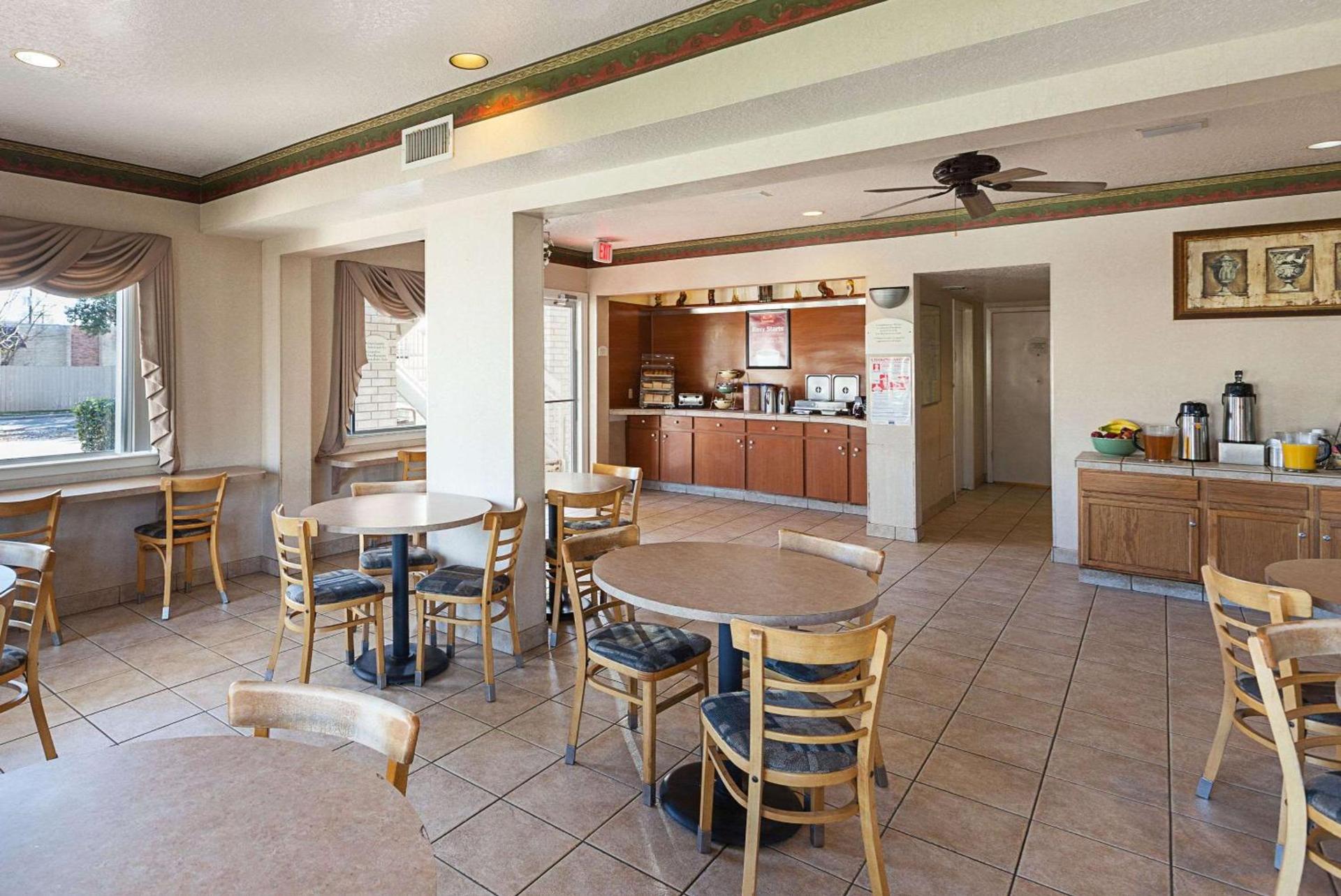 Econo Lodge San Antonio South photo 28