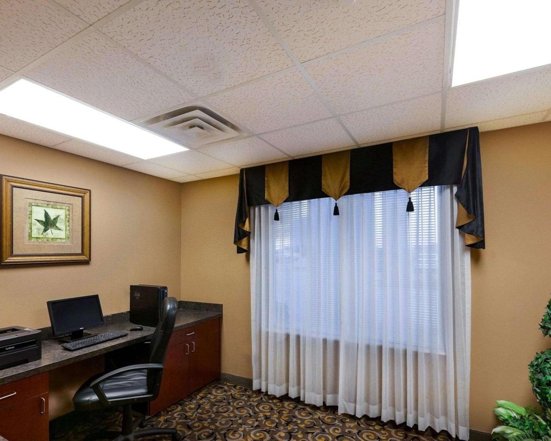 Comfort Suites University photo 46
