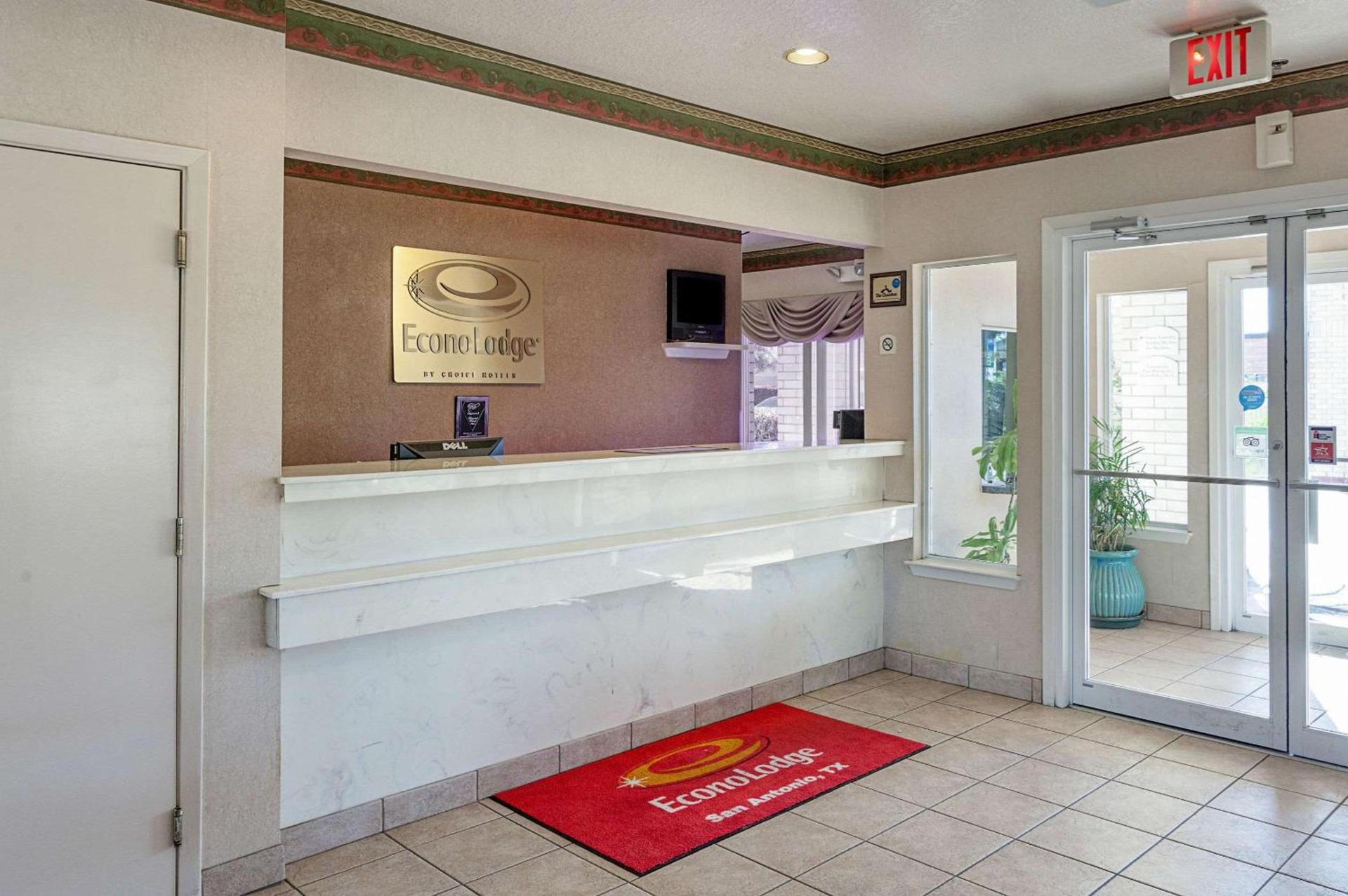 Econo Lodge San Antonio South photo 9