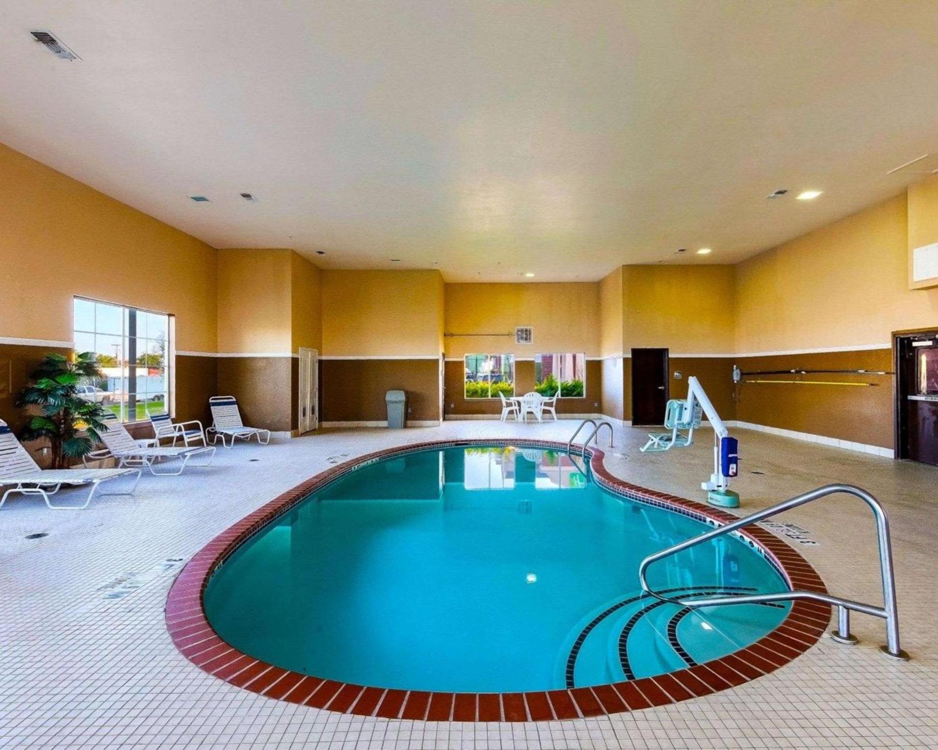 Comfort Suites University photo 41