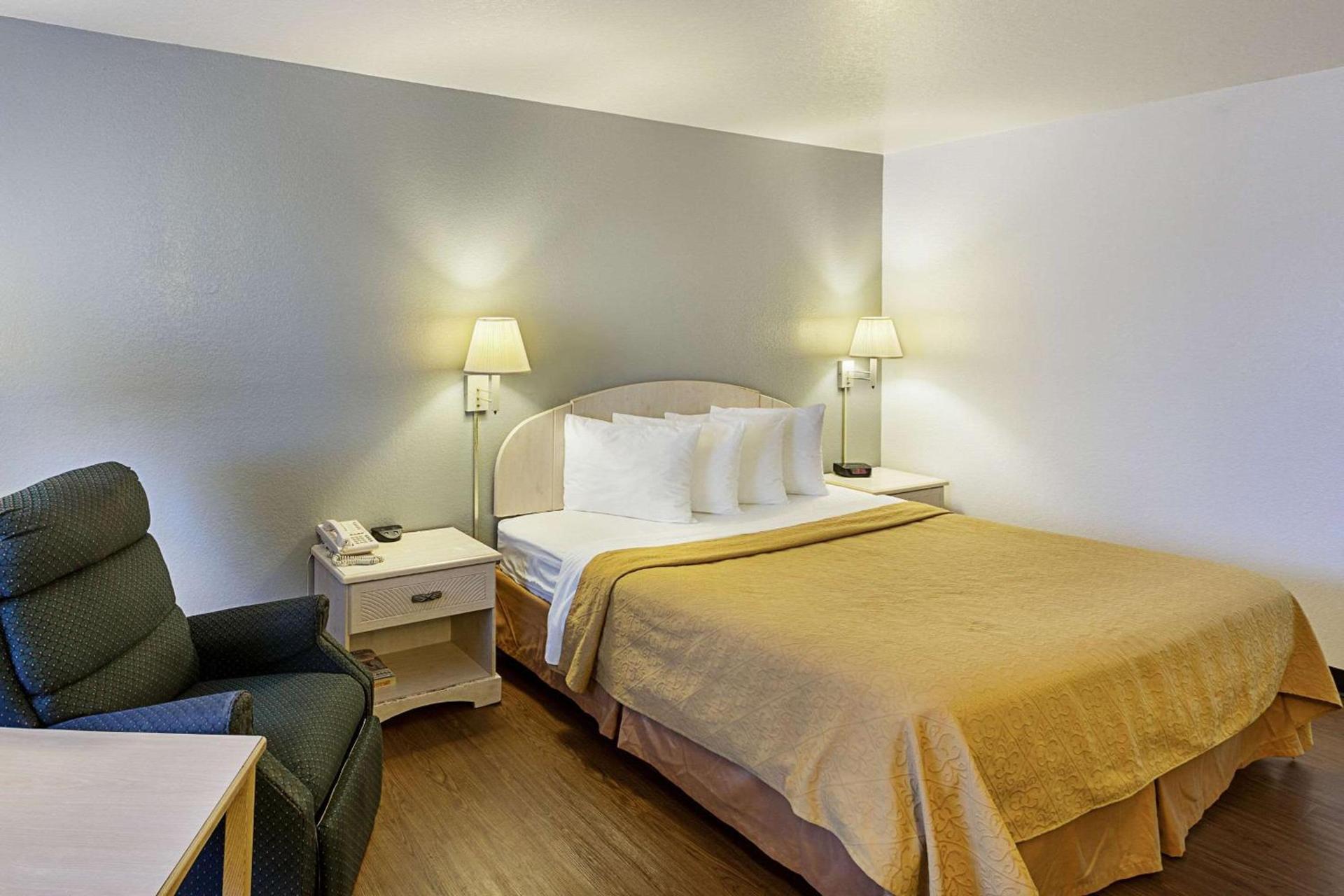 Econo Lodge San Antonio South photo 17