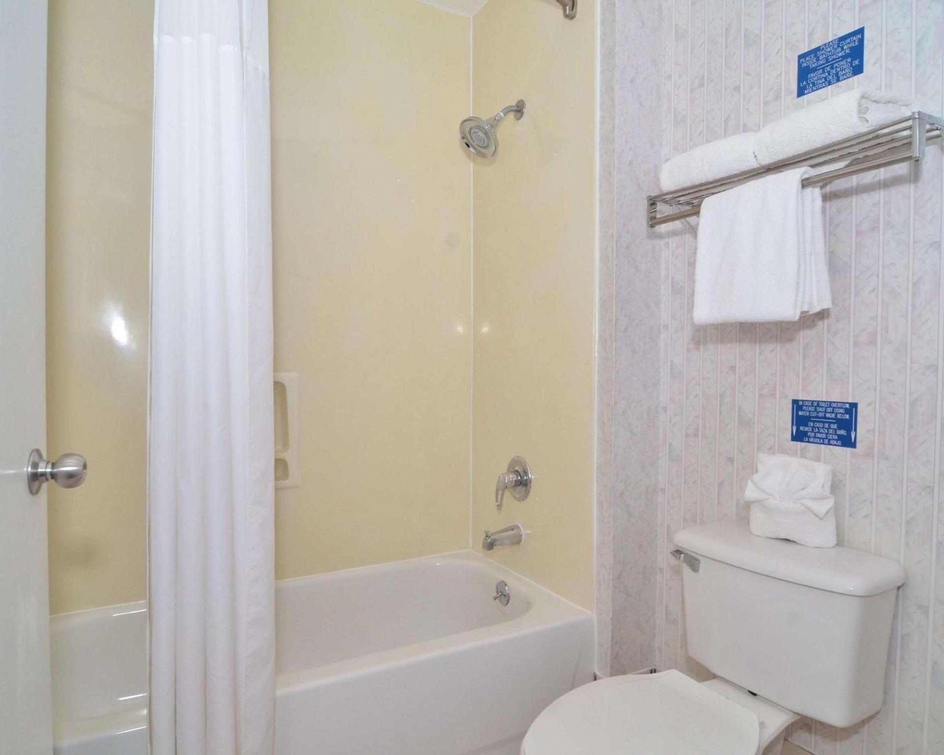 Econo Lodge San Antonio South photo 11
