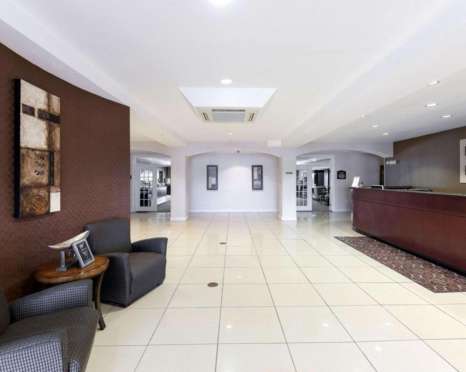 Comfort Suites University photo 7