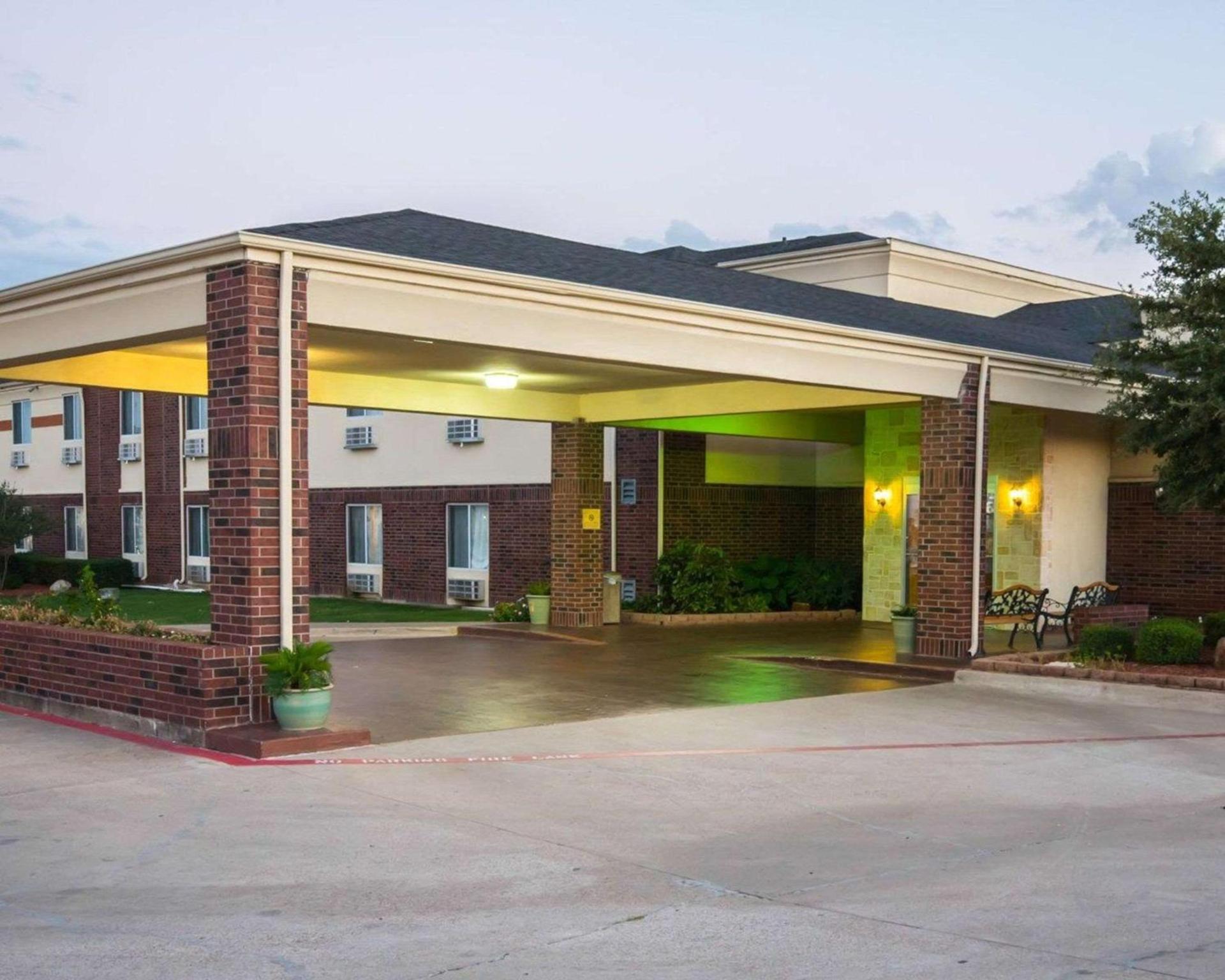 Comfort Inn & Suites Red Oak - Dallas Area photo 1