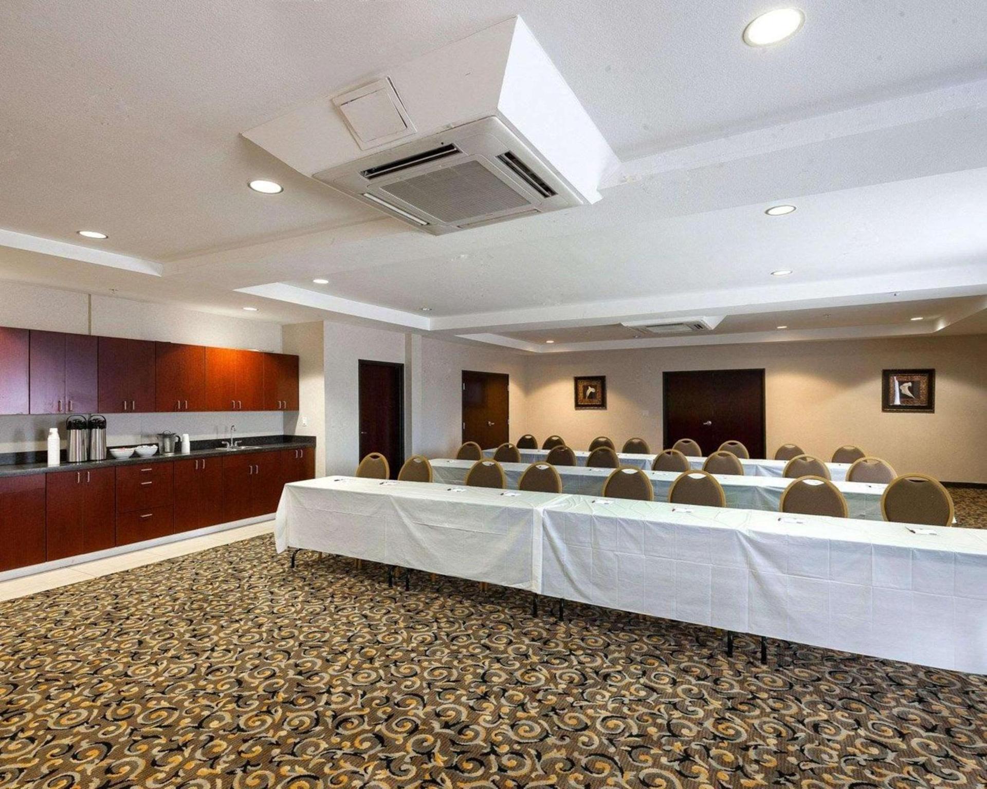 Comfort Suites University photo 47