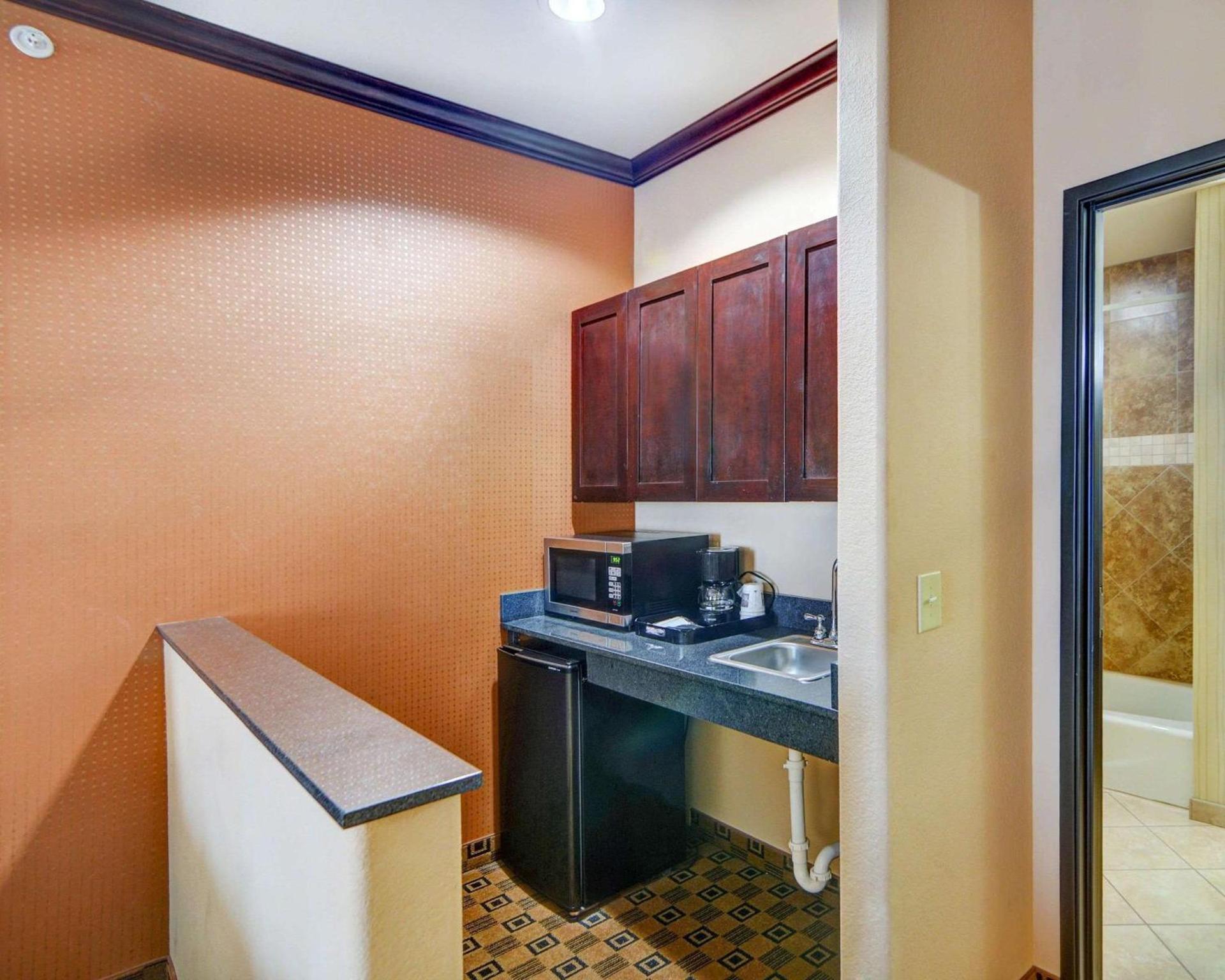 Comfort Suites Kilgore photo 16