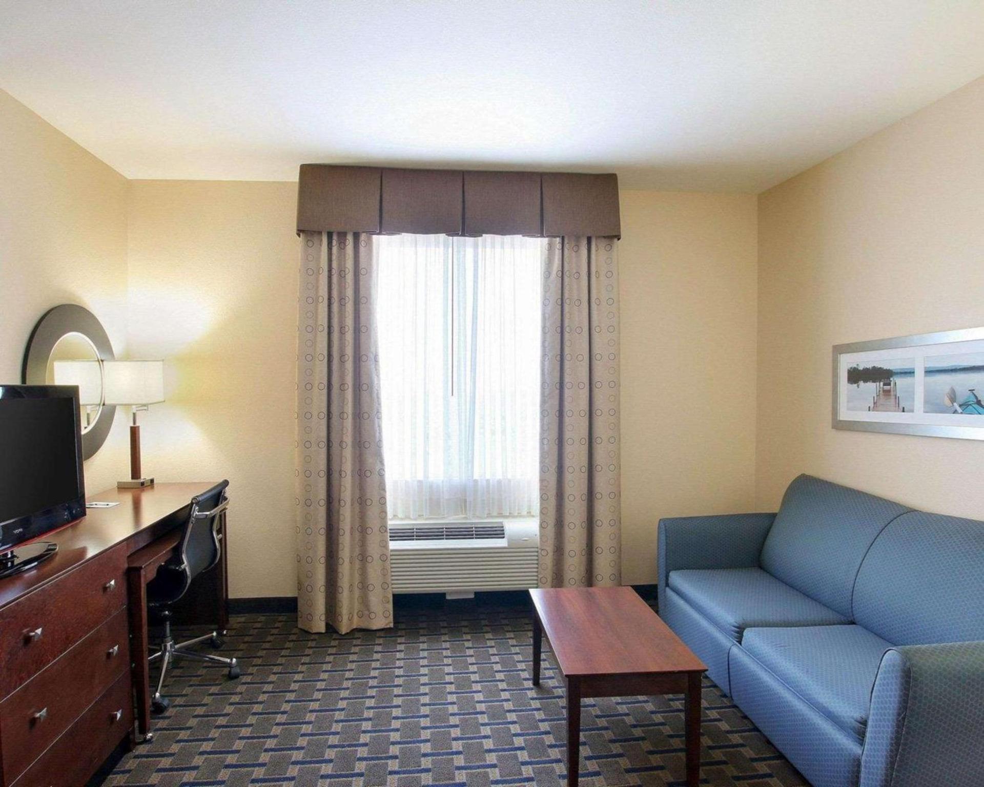 Comfort Suites Waxahachie - Dallas photo 18