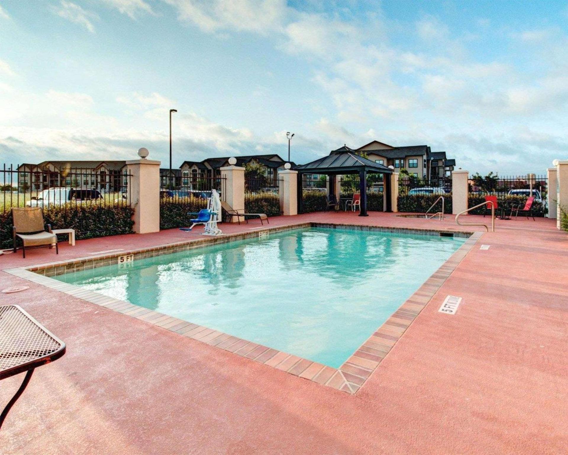 Comfort Suites Waxahachie - Dallas photo 21