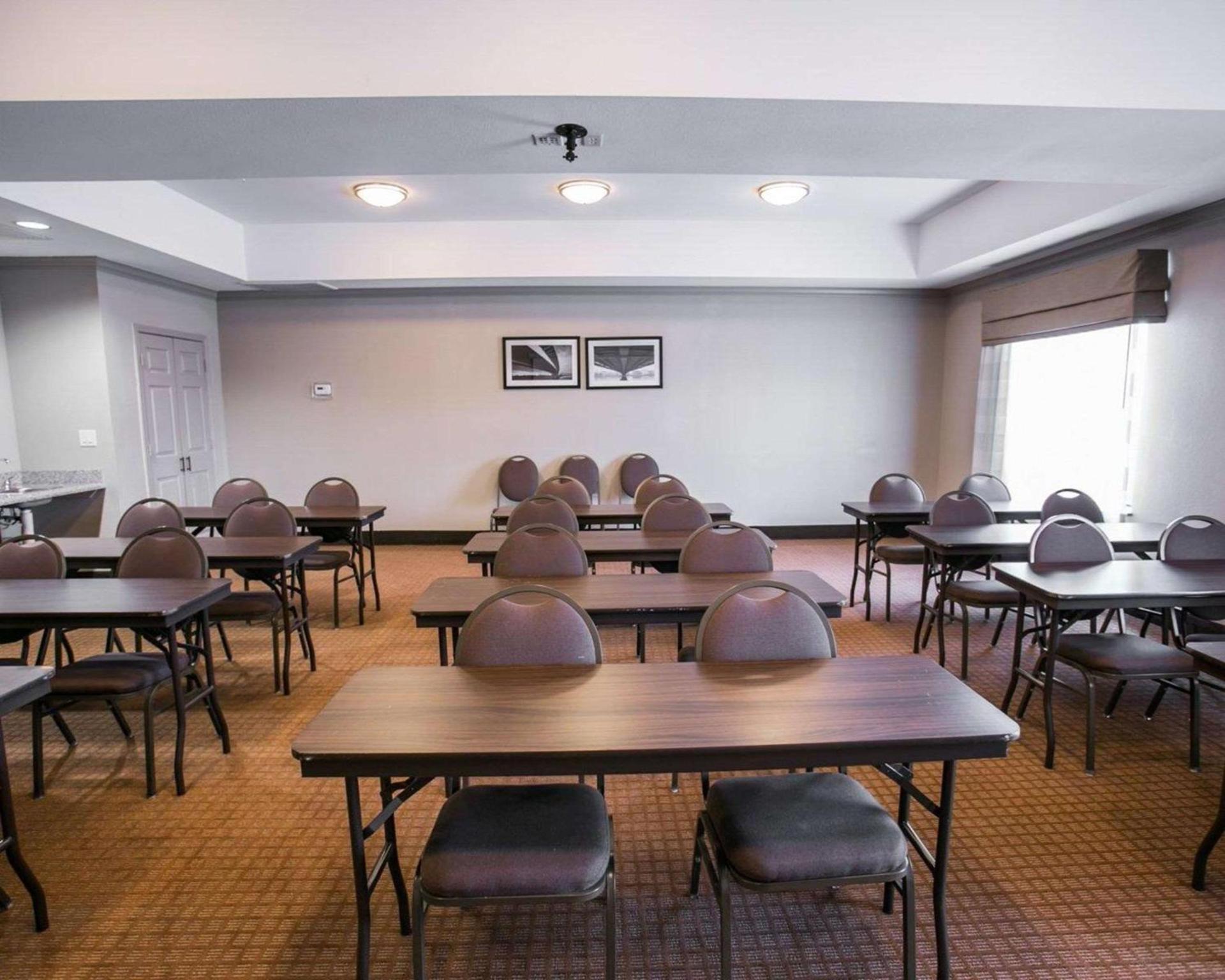 Restwell Inn & Suites I-45 North photo 12