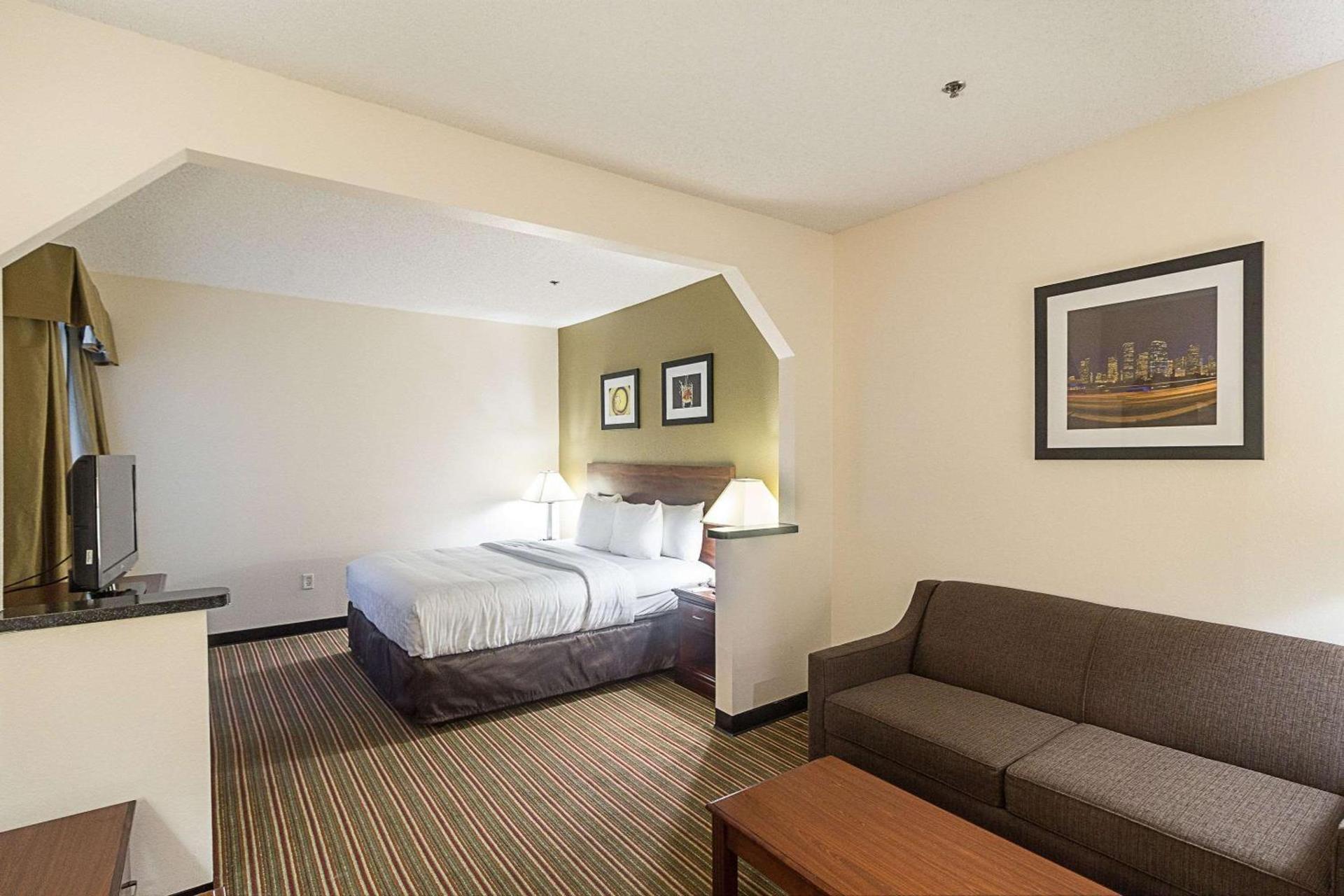 Quality Inn & Suites West Chase photo 17
