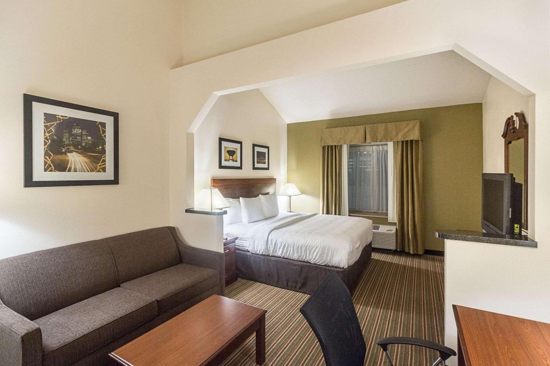 Quality Inn & Suites West Chase photo 15