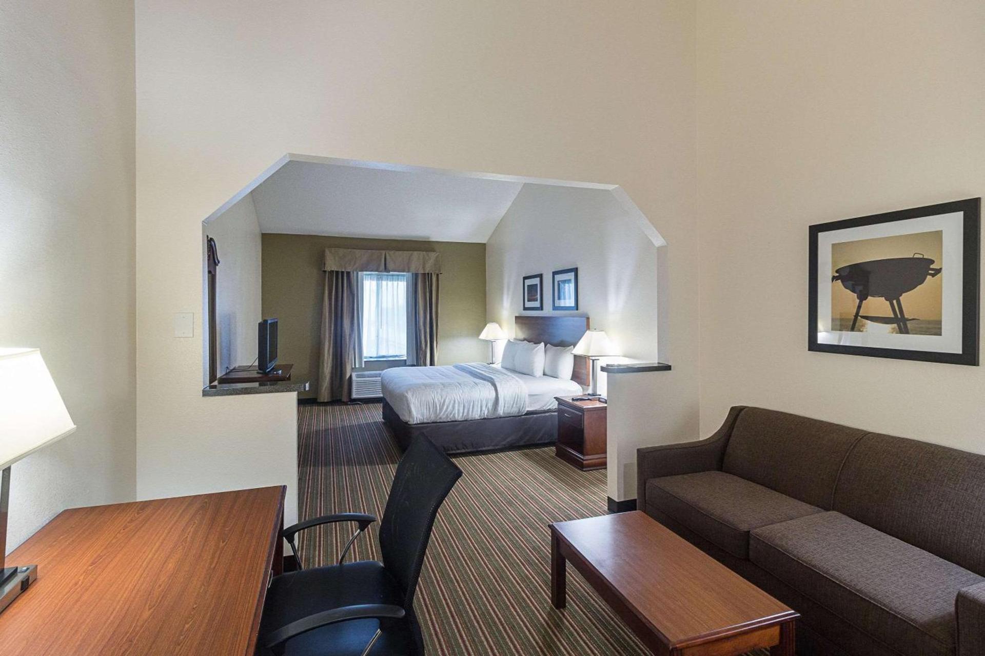 Quality Inn & Suites West Chase photo 16
