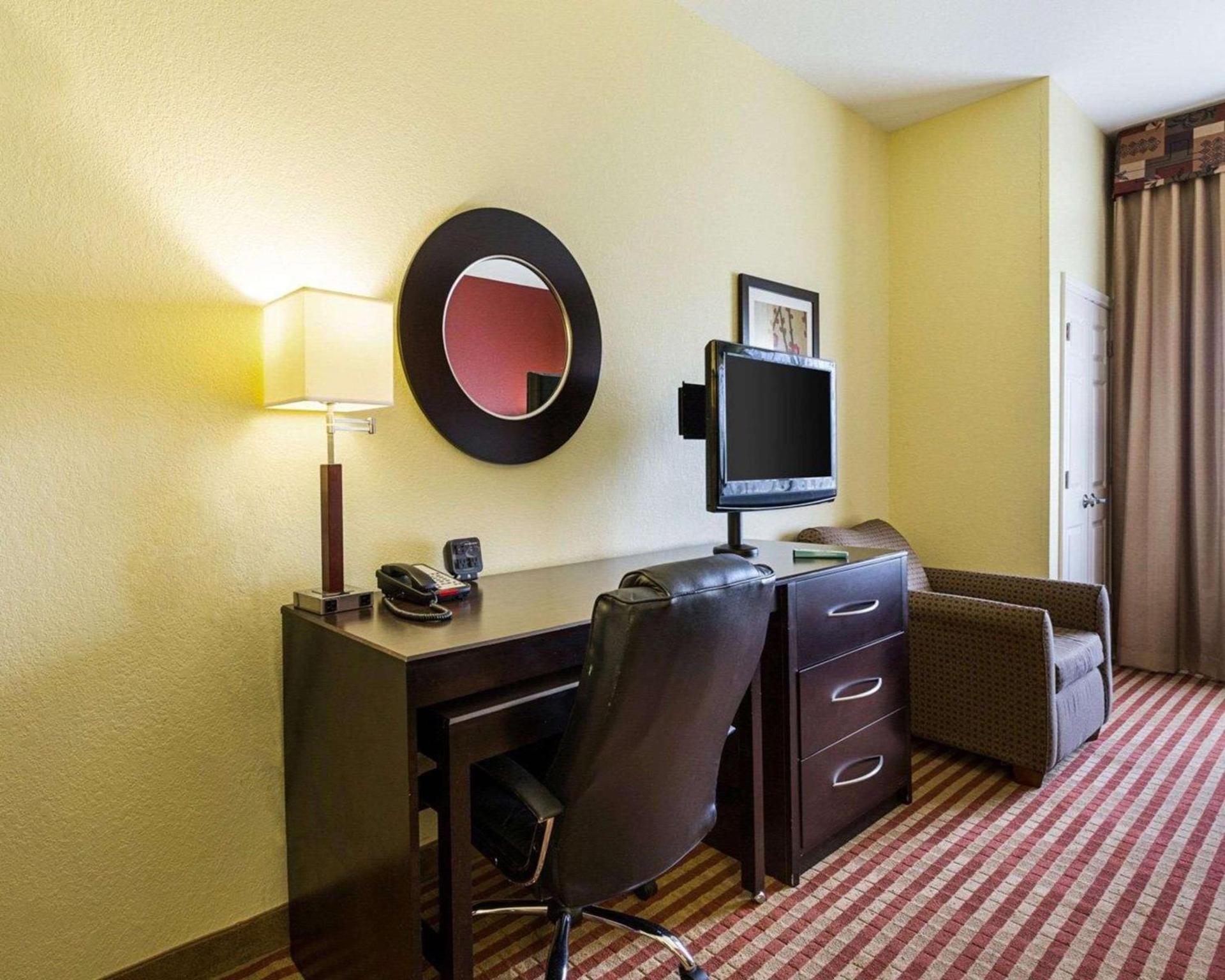 Days Inn & Suites by Wyndham Houston / West Energy Corridor photo 37