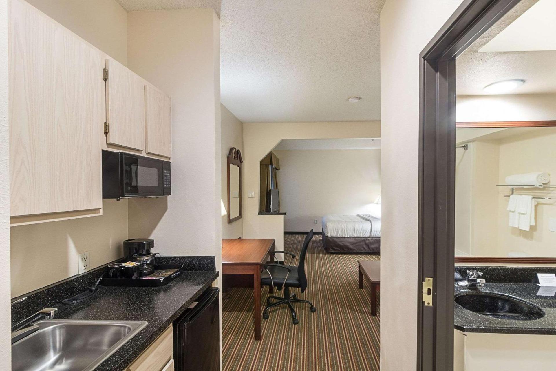 Quality Inn & Suites West Chase photo 13