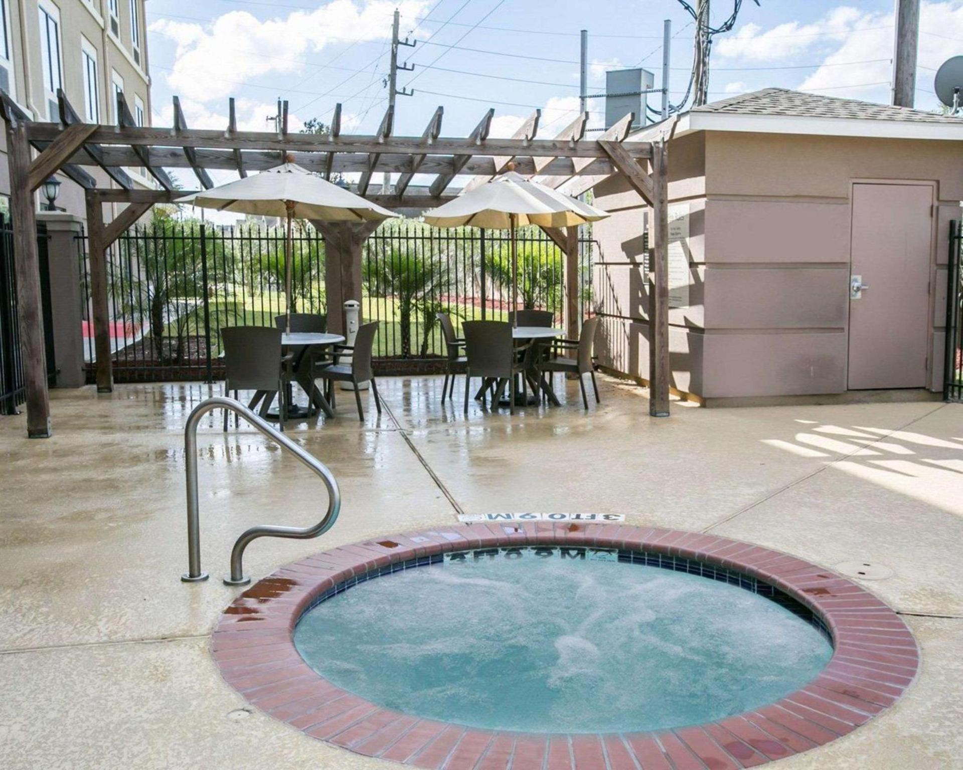 Restwell Inn & Suites I-45 North photo 14