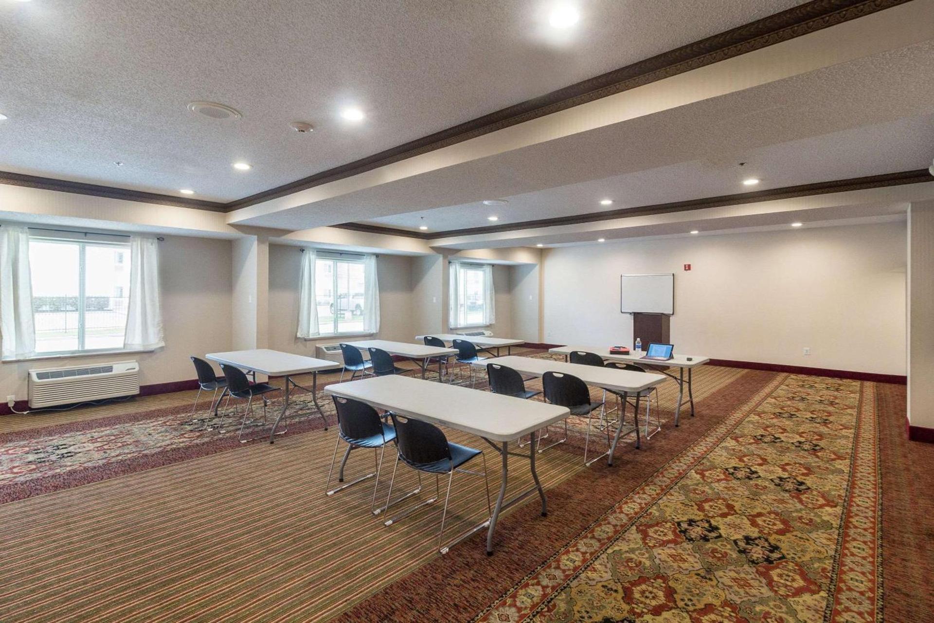 Quality Inn & Suites West Chase photo 11