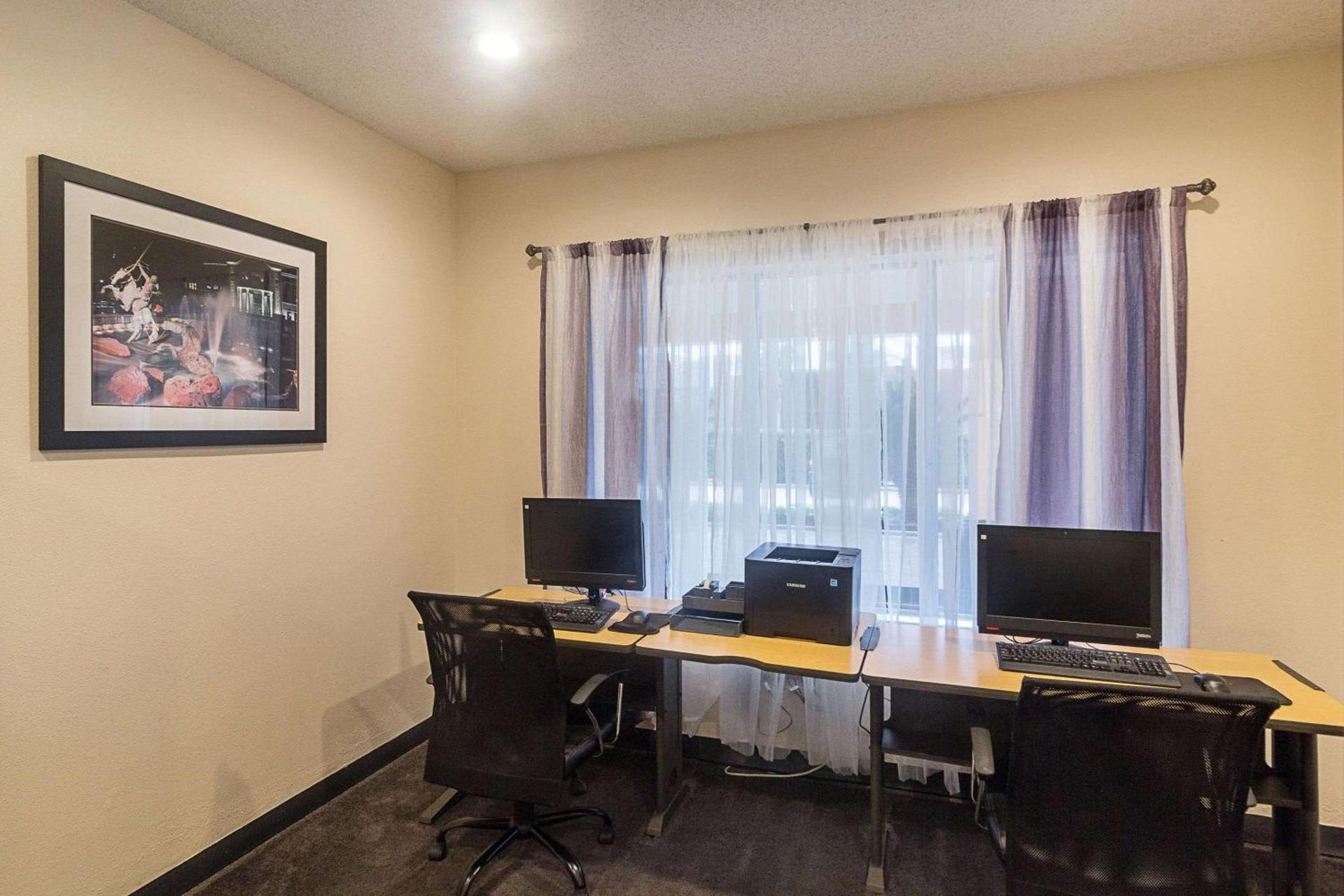 Quality Inn & Suites West Chase photo 12