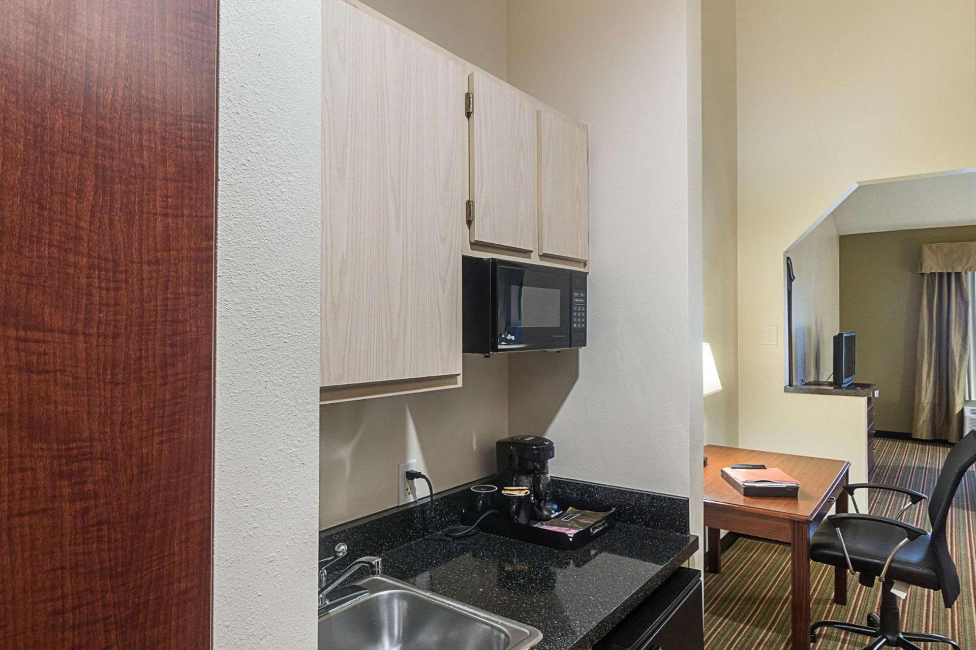 Quality Inn & Suites West Chase photo 9