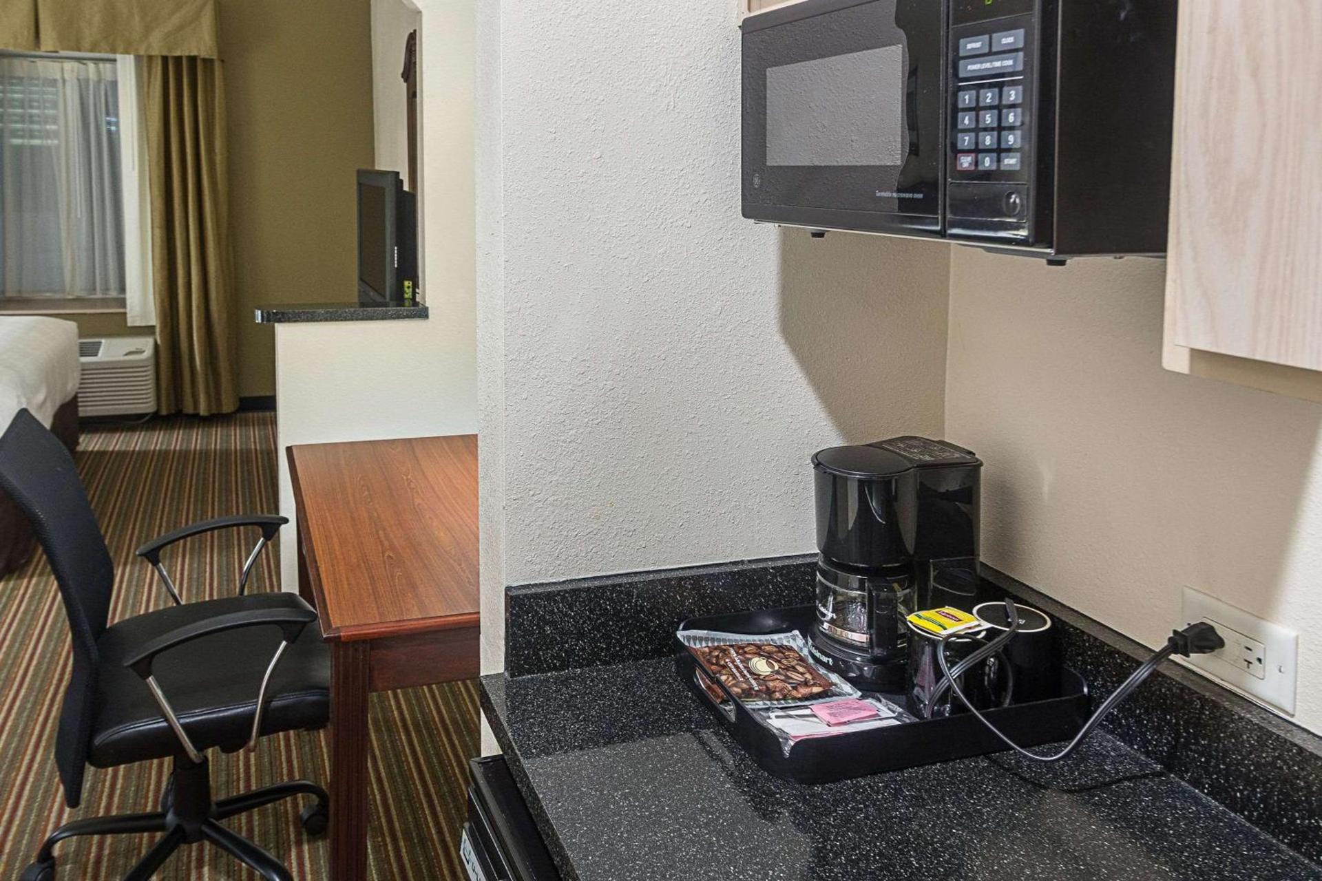 Quality Inn & Suites West Chase photo 10