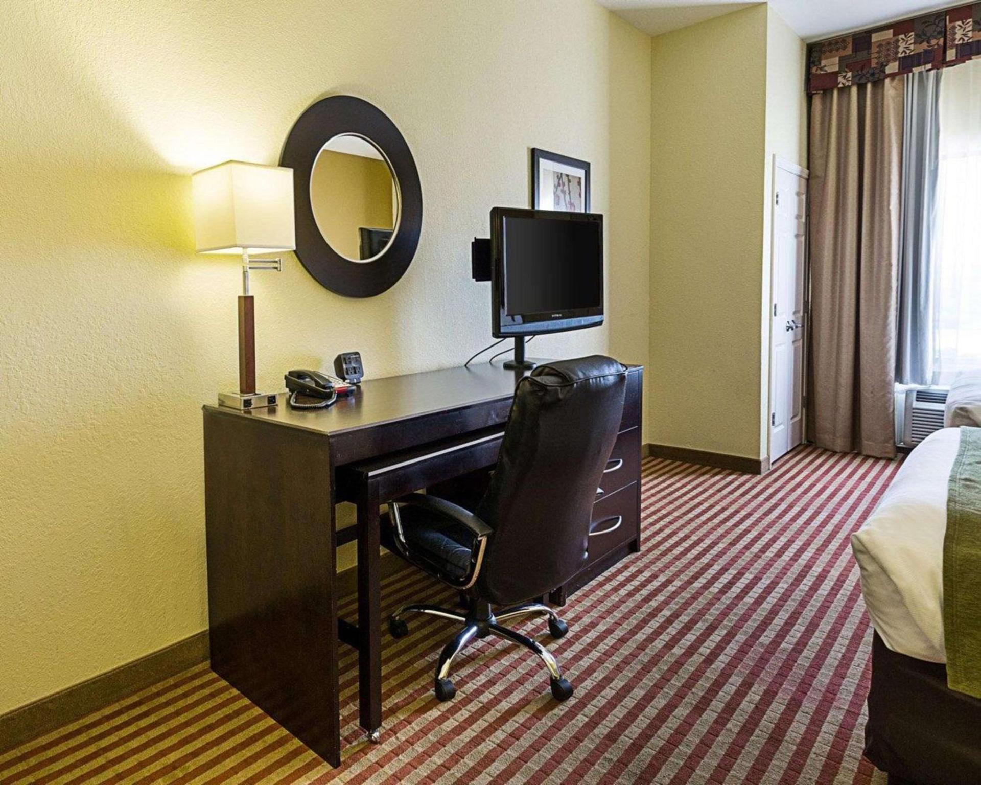Days Inn & Suites by Wyndham Houston / West Energy Corridor photo 34