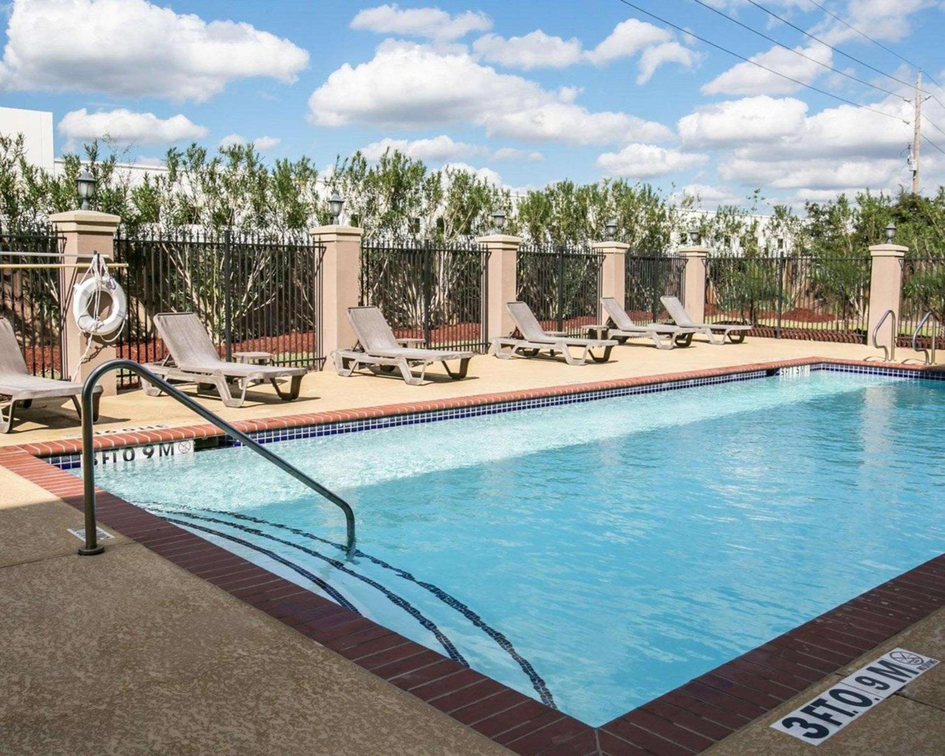 Restwell Inn & Suites I-45 North photo 13
