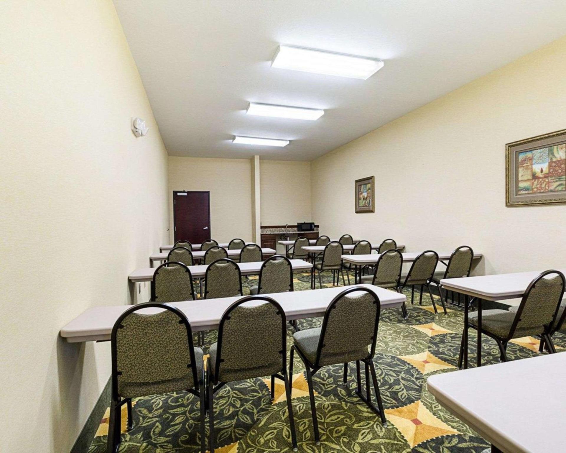 Days Inn & Suites by Wyndham Houston / West Energy Corridor photo 33