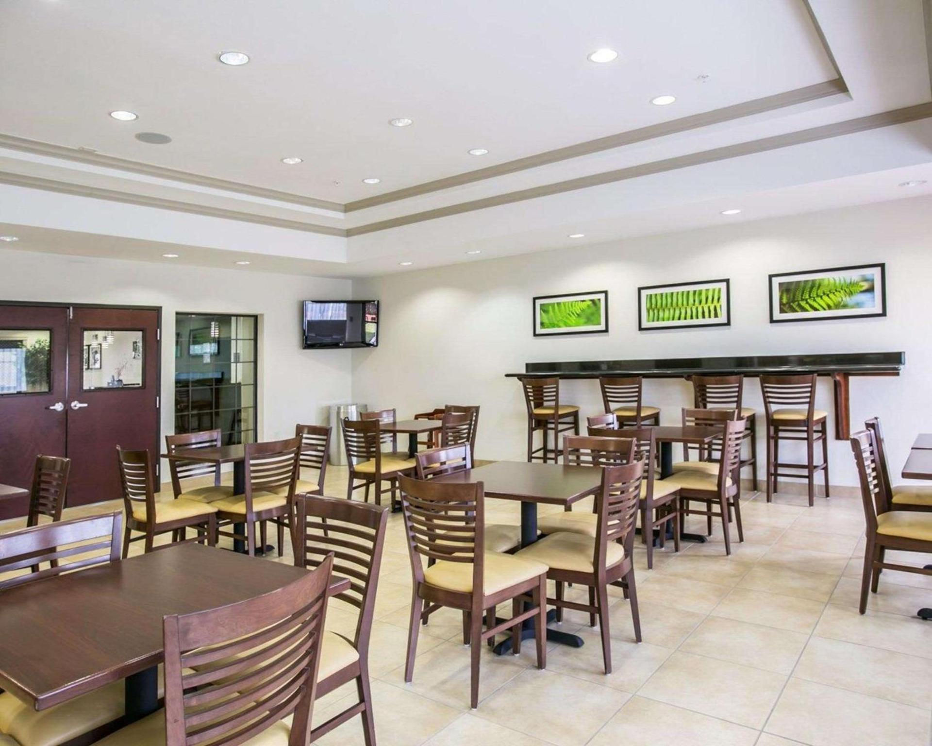 Restwell Inn & Suites I-45 North photo 7